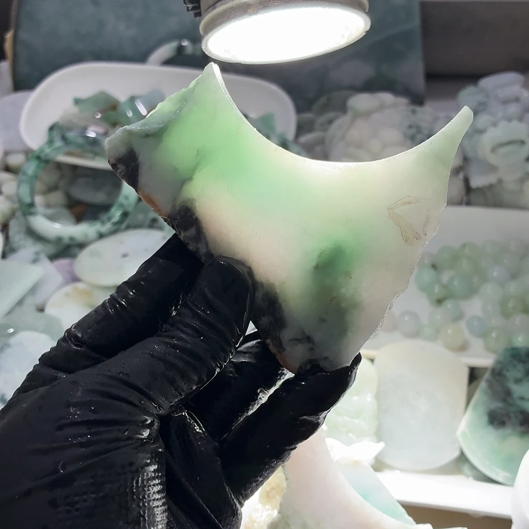 翡翠未镶嵌颈饰边角料