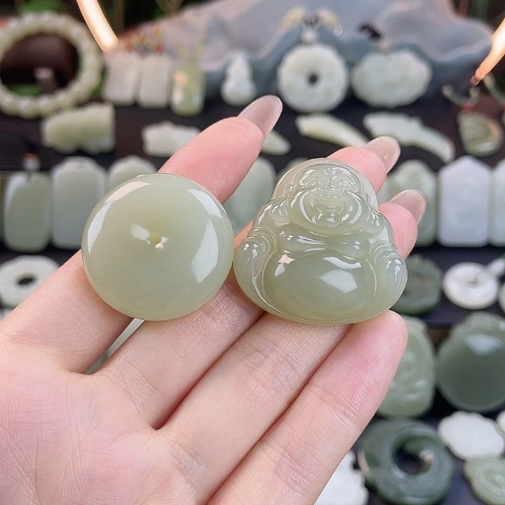 嫣***然和田玉未镶嵌颈饰