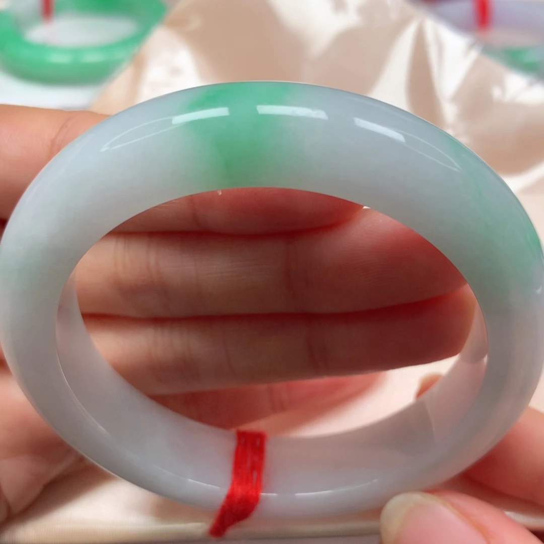 翡翠未镶嵌手镯白底青