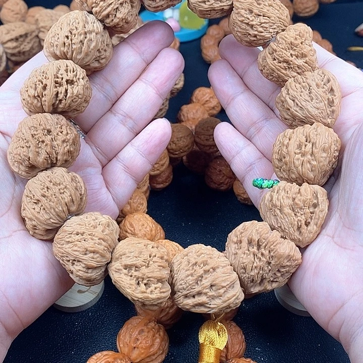 文玩核桃手串卖***墨南疆石手持微黄