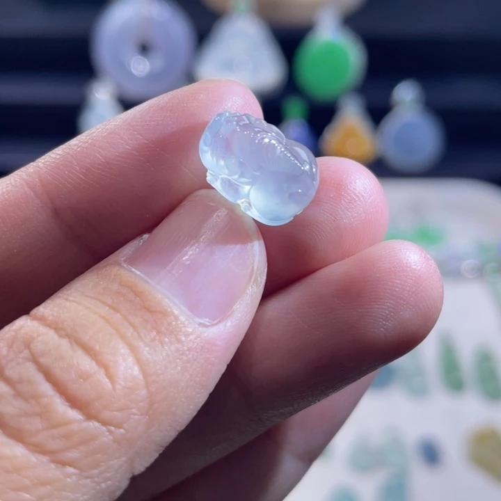 翡翠未镶嵌颈饰皮皮