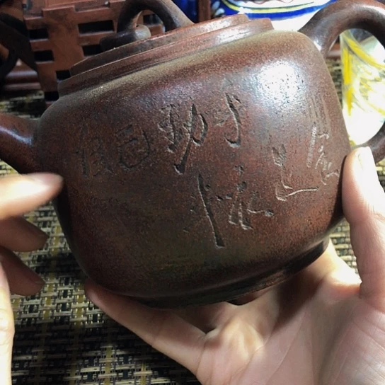 紫砂茶壶原矿泥料手工制作的紫砂壶。