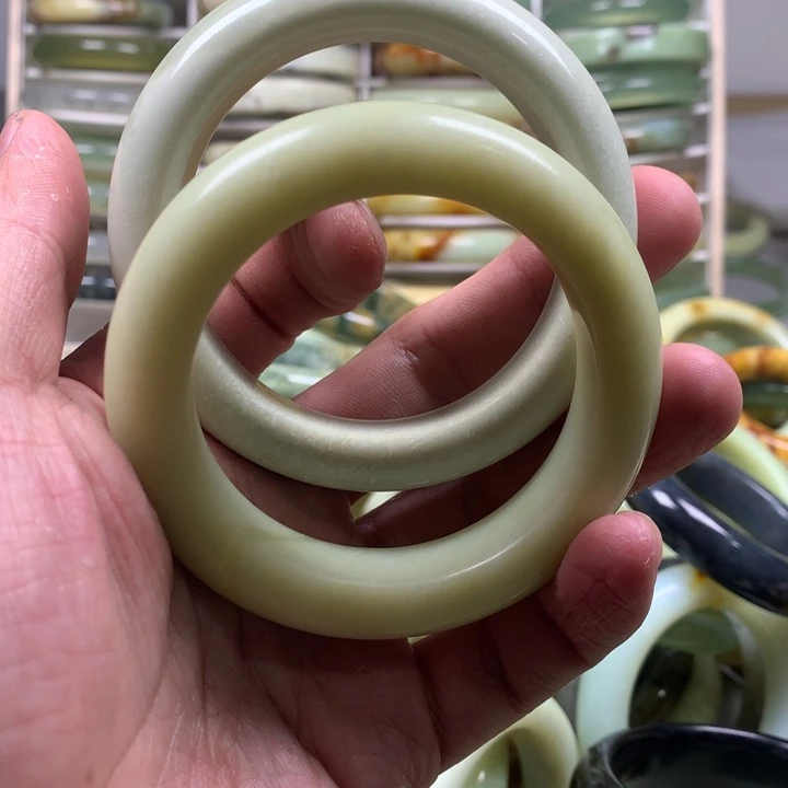蛇纹石玉手镯未镶嵌柒*?