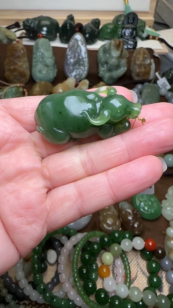 和田玉碧玉牛吊坠