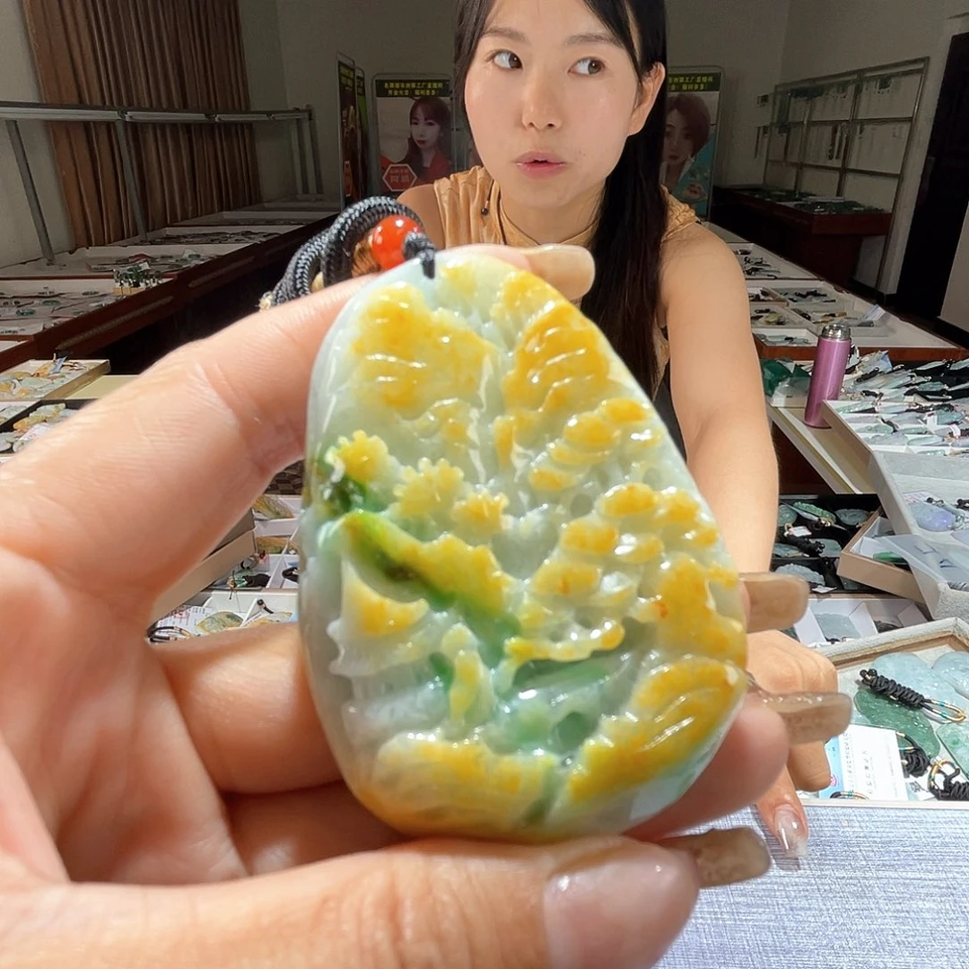 翡翠未镶嵌颈饰一