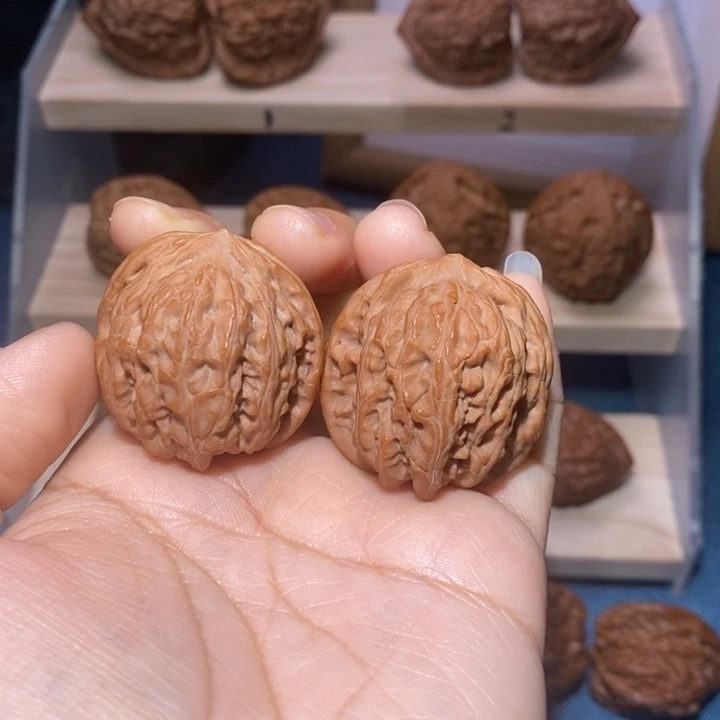 文玩核桃吊坠龙胆