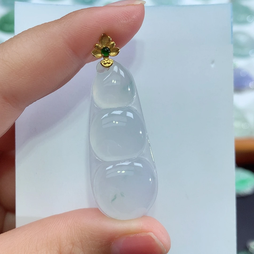 翡翠18K金镶嵌颈饰豆