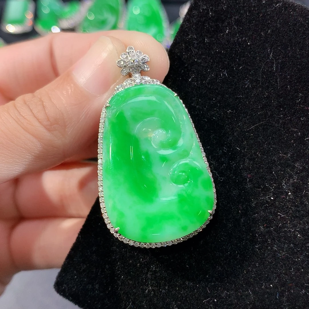 翡翠18K金镶嵌颈饰