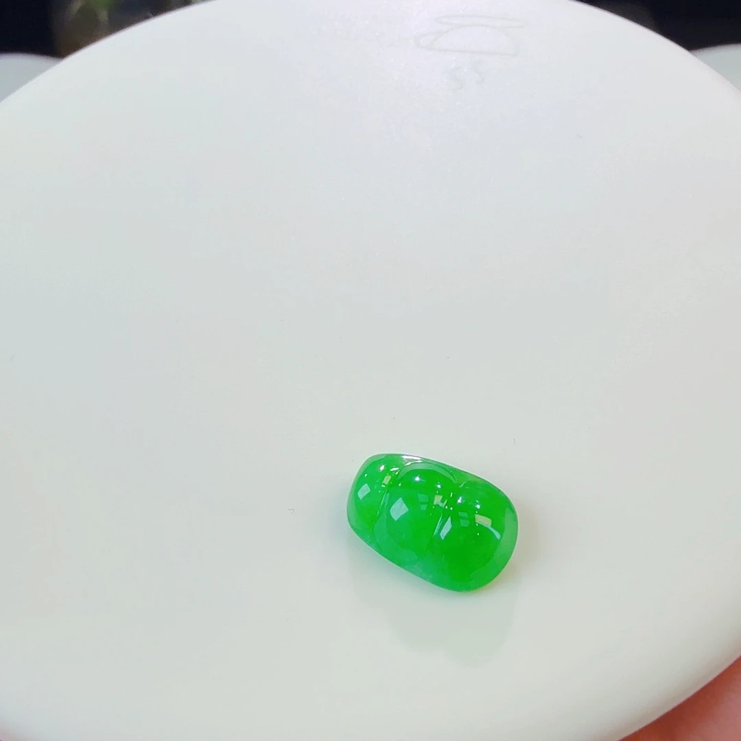 翡翠裸石满绿豆子
