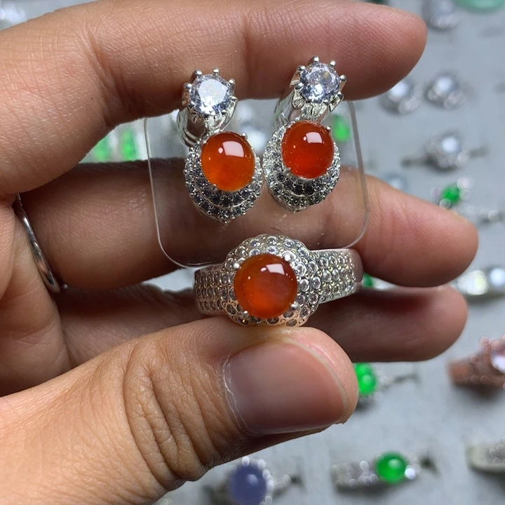 翡翠未镶嵌戒指铜托，卖裸石，需要二次镶嵌