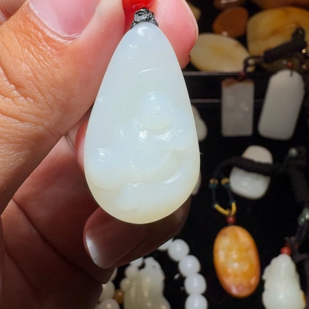 小***南和田玉未镶嵌颈饰