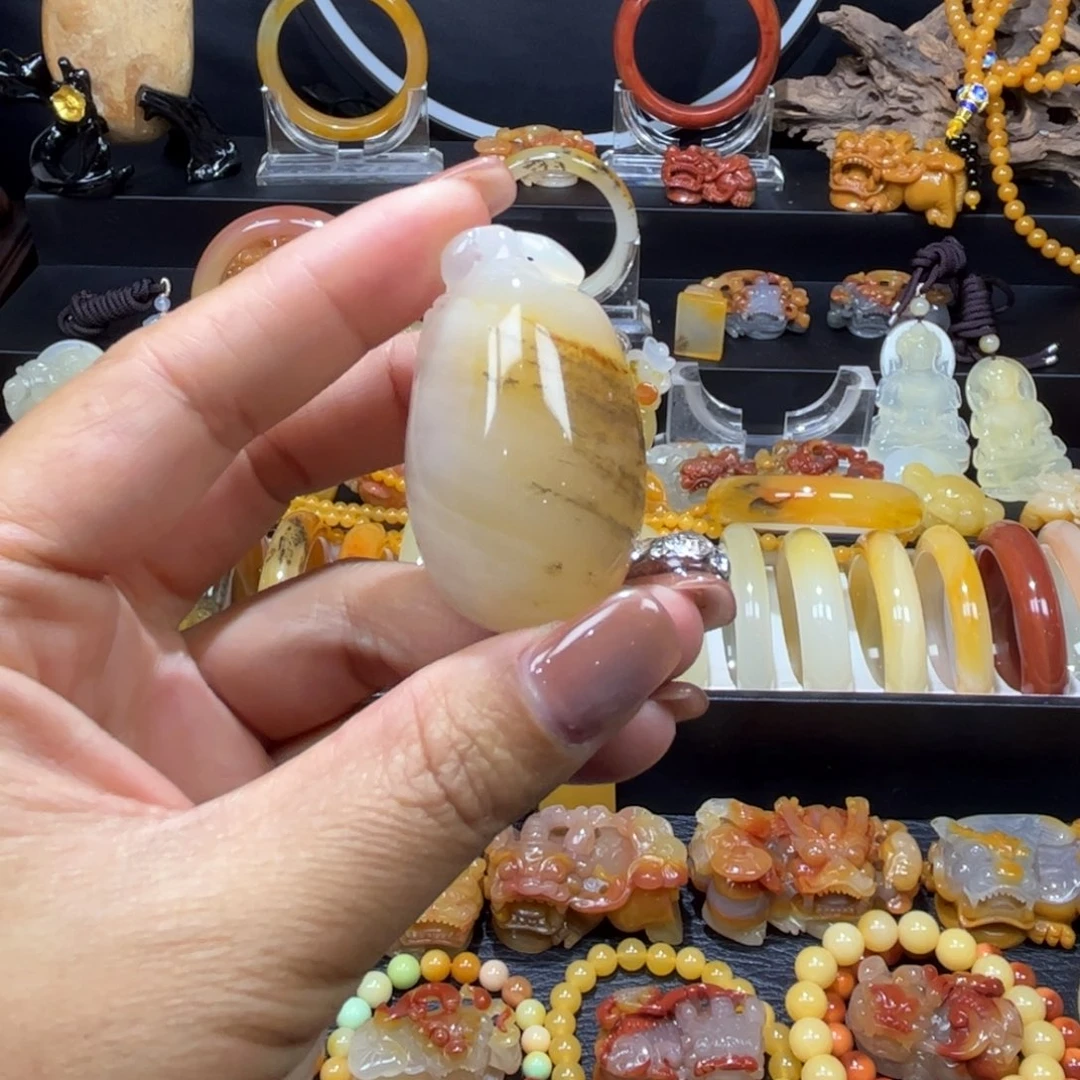 石英质玉（黄龙玉）未镶嵌颈饰