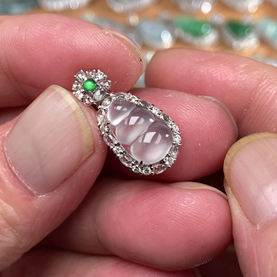 颈饰18K金镶嵌翡翠豆子