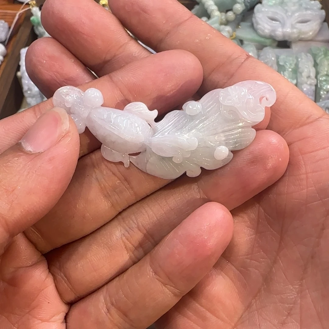 翡翠未镶嵌颈饰鱼1