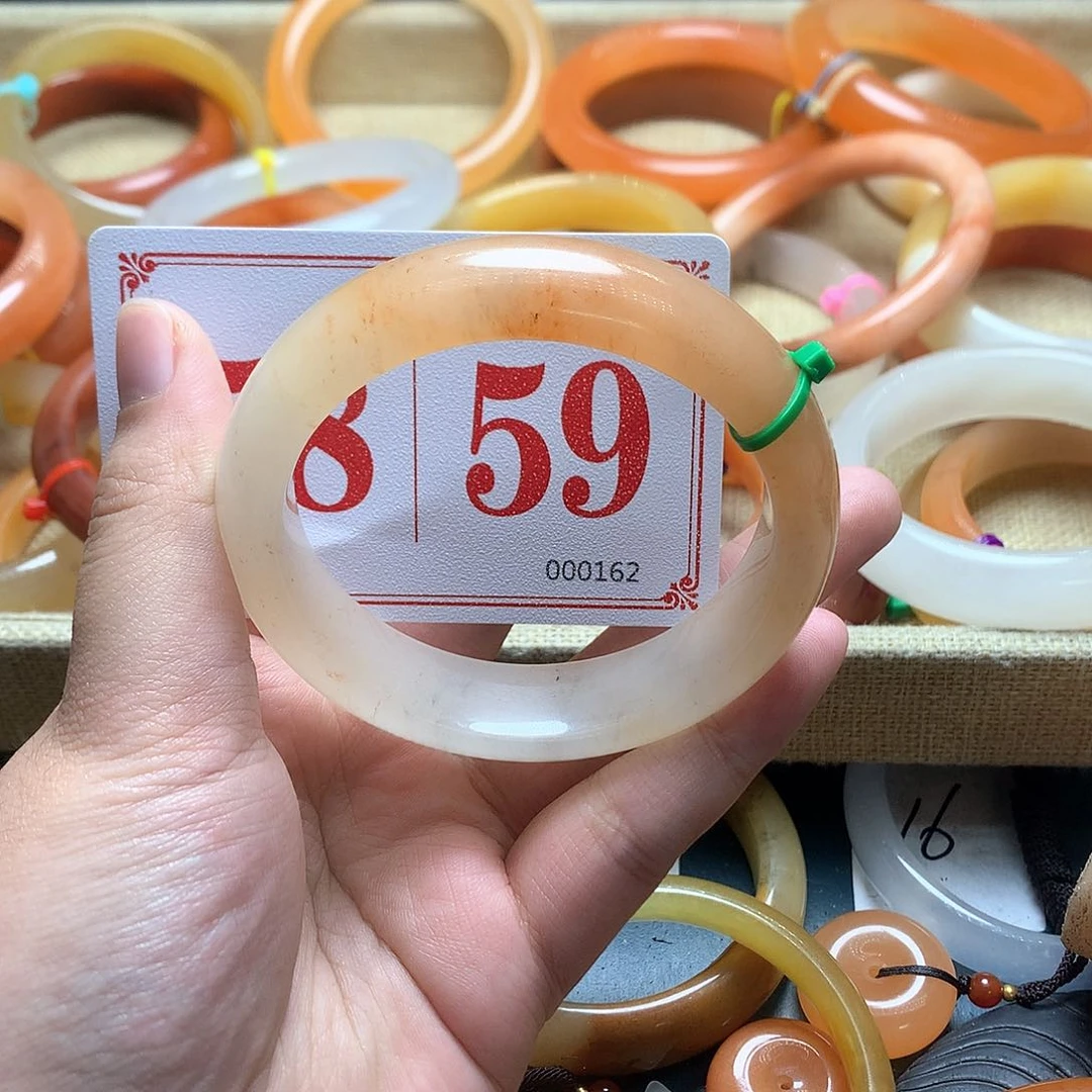 未镶嵌石英质玉（黄龙玉）手镯