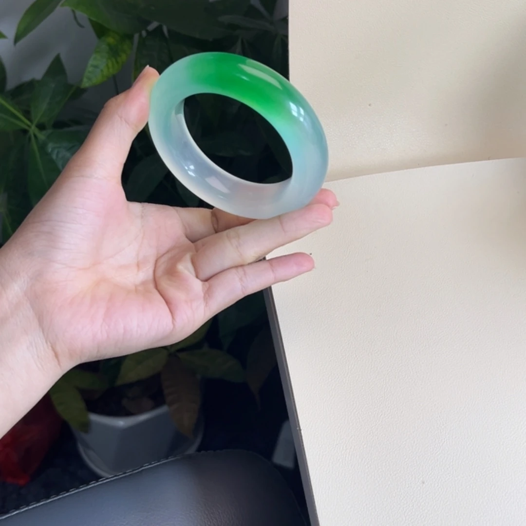 Y***u玉一口帝王绿。 56圈口