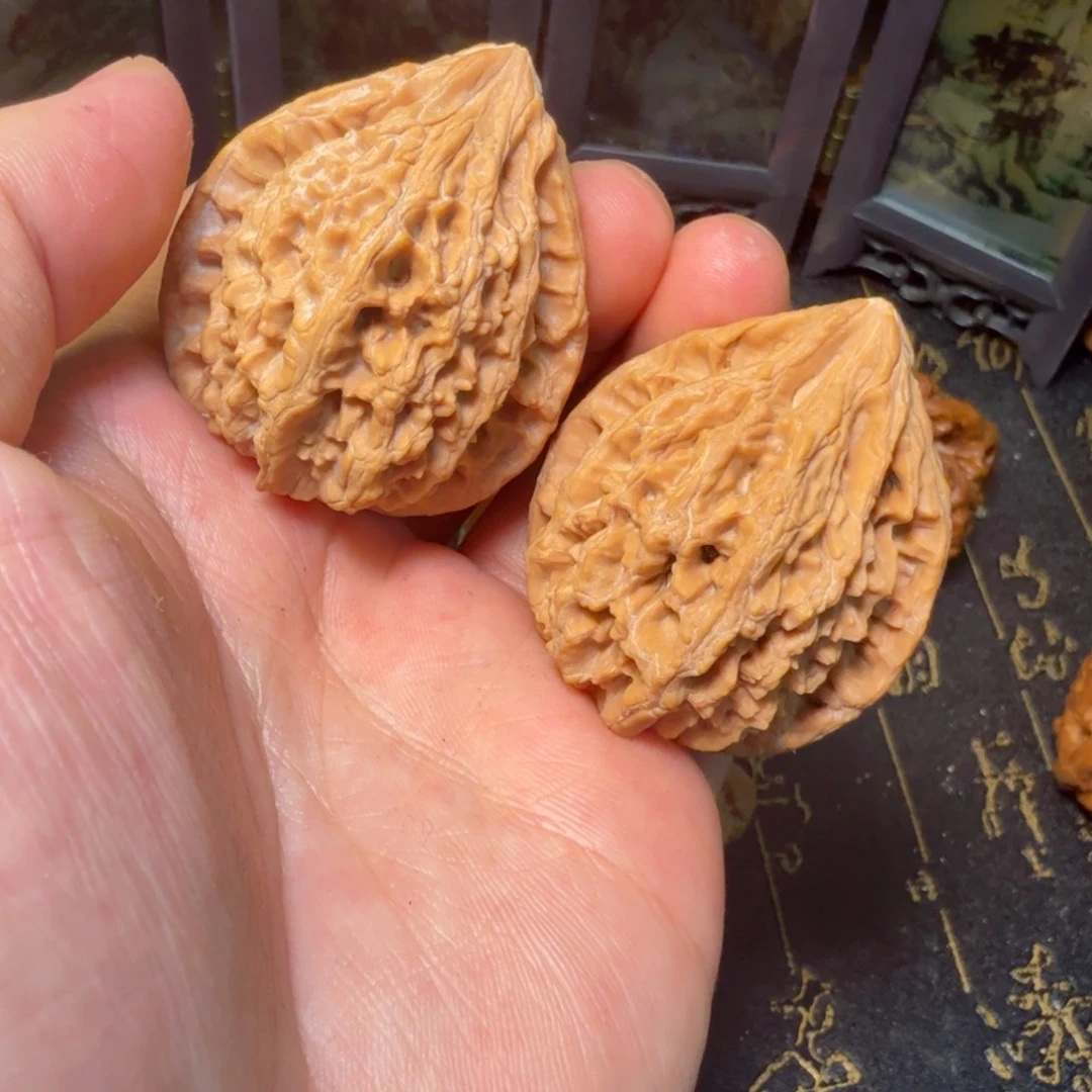 文玩核桃吊坠昌平山一代十三陵鸡心40