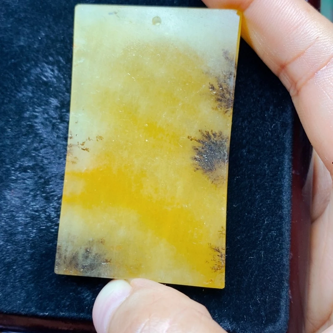 石英质玉（黄龙玉）未镶嵌颈饰