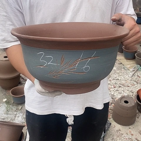 中国宜兴紫砂花盆。