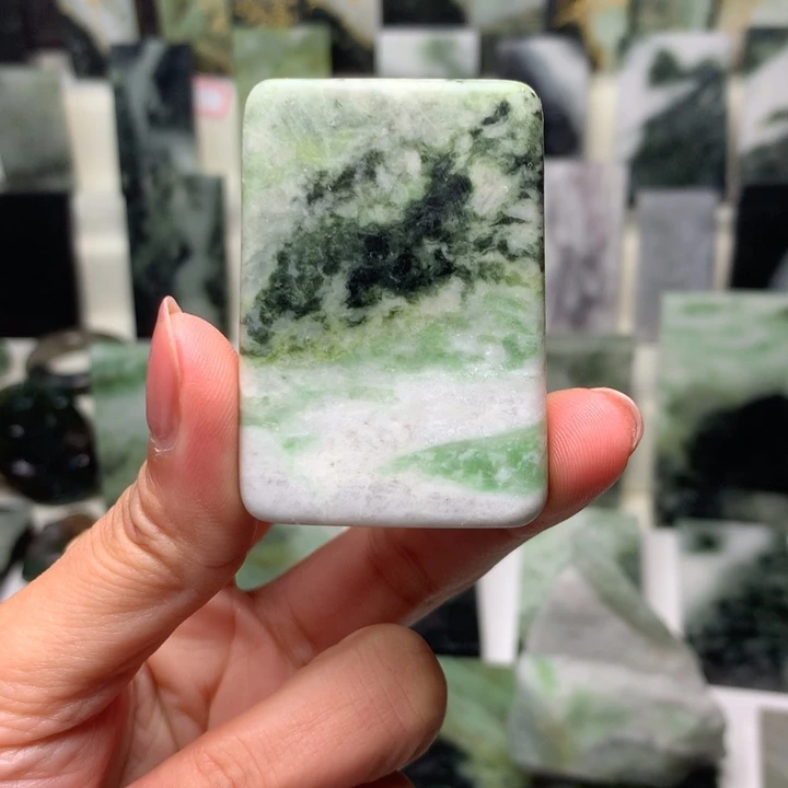 独山玉颈饰未镶嵌