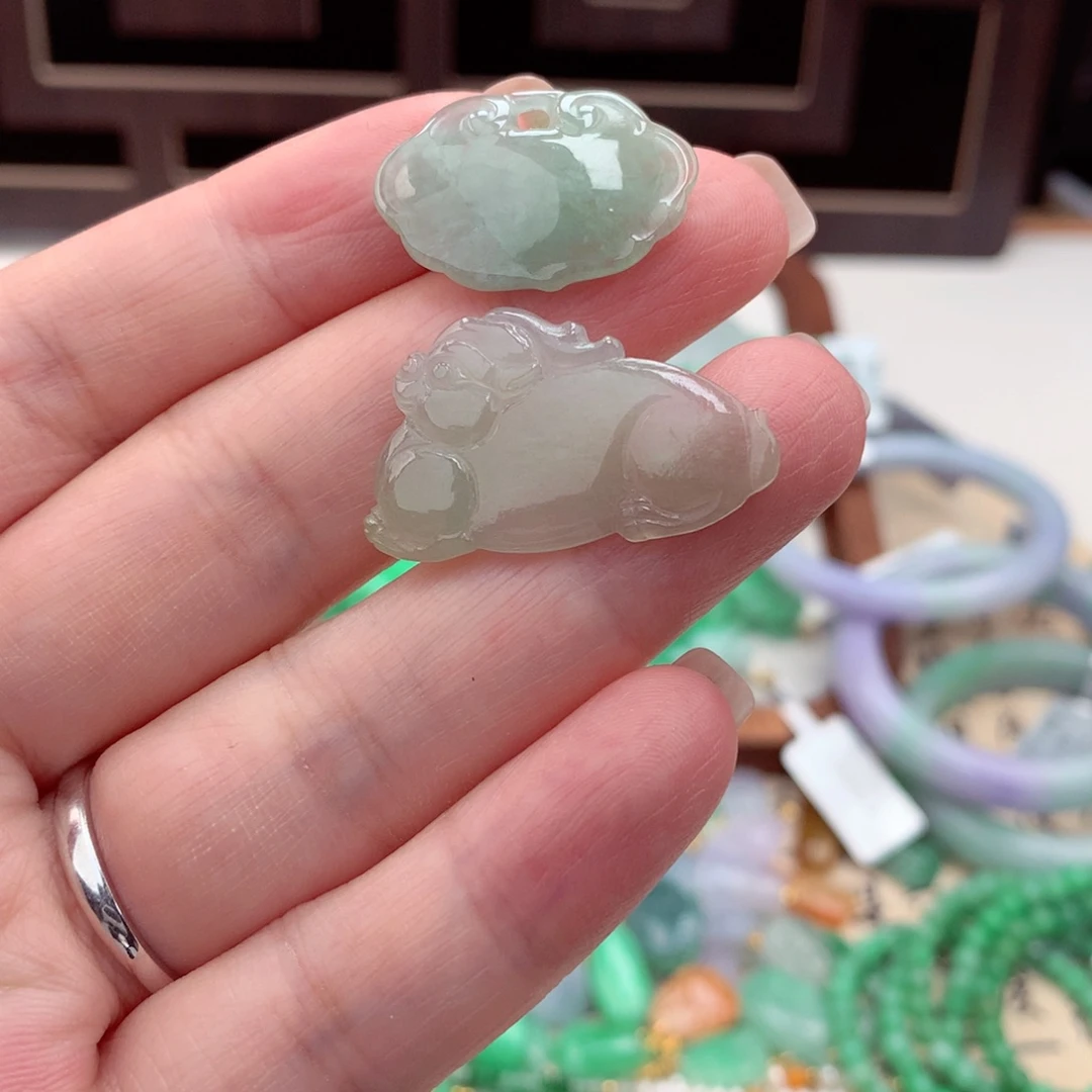 围***妈翡翠未镶嵌颈饰吊坠