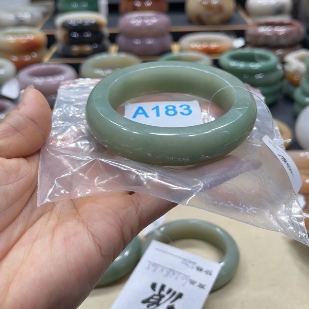 石英质玉手镯未镶嵌墨***?