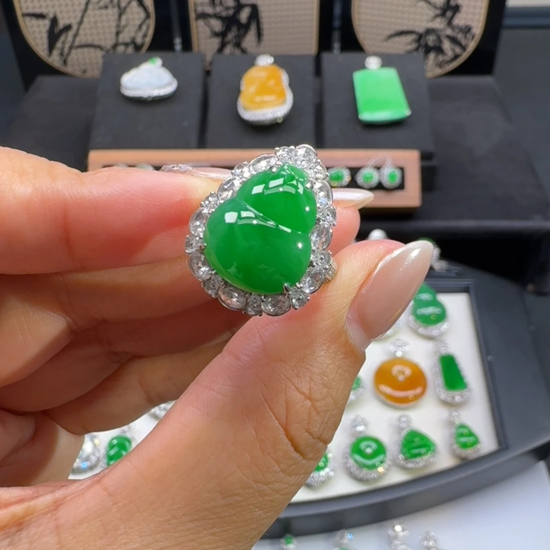 翡翠18K金镶嵌戒指