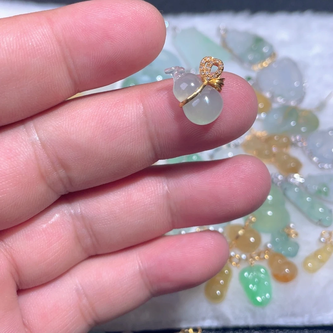 翡翠18K金镶嵌颈饰