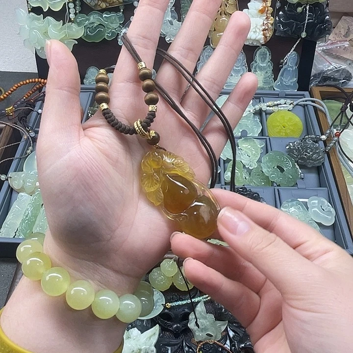 岫玉未镶嵌吊坠(赠链)