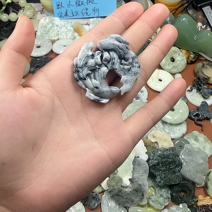 蛇纹石玉未镶嵌颈饰双鱼，微瑕