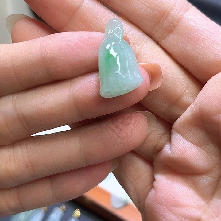 翡翠未镶嵌颈饰莲蓬