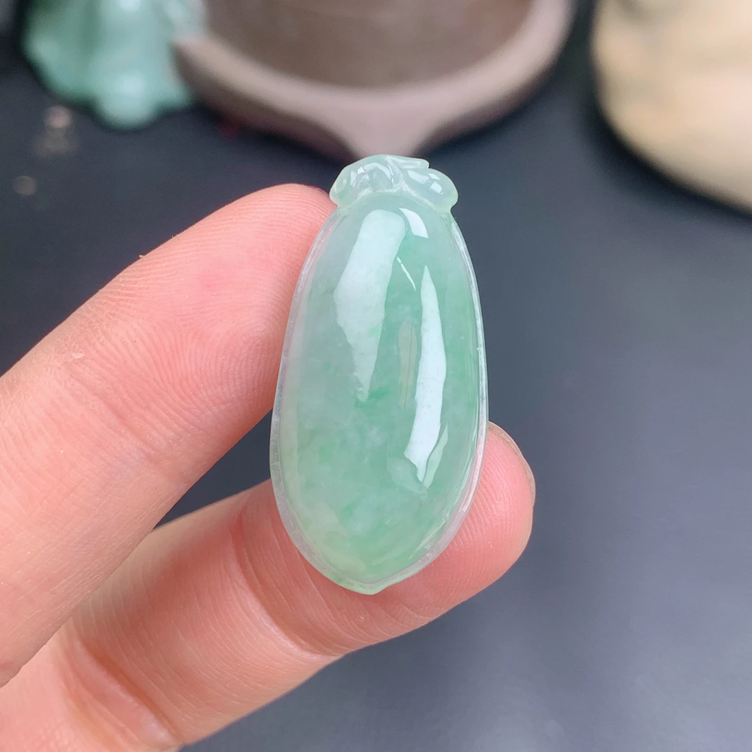 缅甸a货翡翠冰种浅绿饱满福豆吊坠、尺寸32.8，16，7.5mm 6.91g