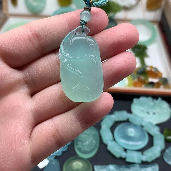 岫玉未镶嵌颈饰福瓜