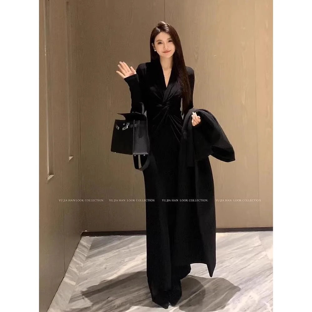 黑色设计感弧形深V时尚针织长裙显瘦修身高级感小众长袖连衣裙女