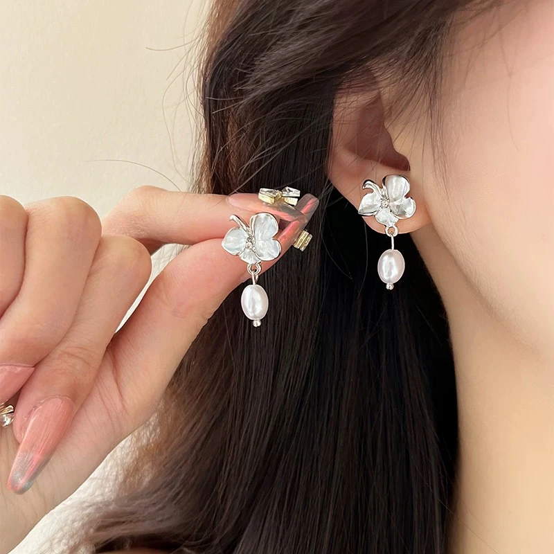 铜合金耳饰 花朵珠珠耳坠女设计感小众复古简约百搭气质耳饰E1731