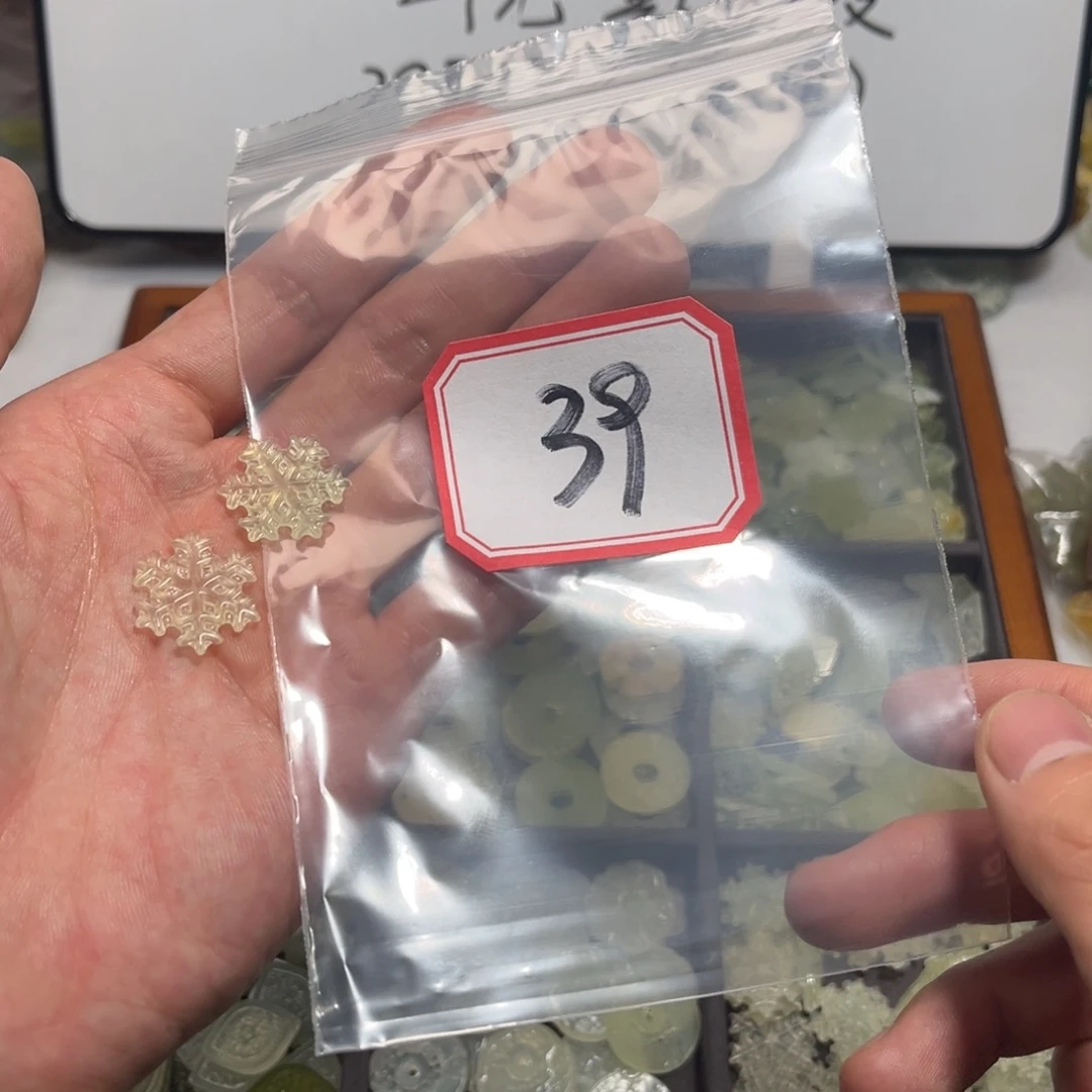 赵***狸蛇纹石玉合金颈饰