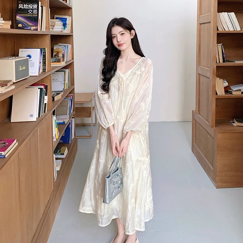 米白色法式纯欲高级感提花连衣裙女2025夏季新款浪漫轻熟风茶歇裙