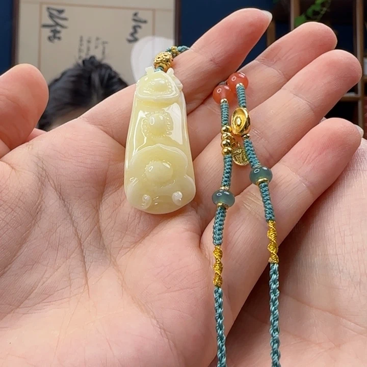夏***清未镶嵌吊坠(赠链)蜜蜡
