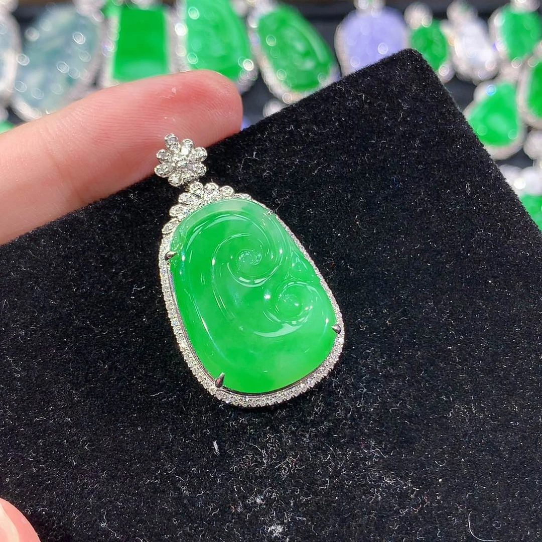 翡翠18K金镶嵌颈饰