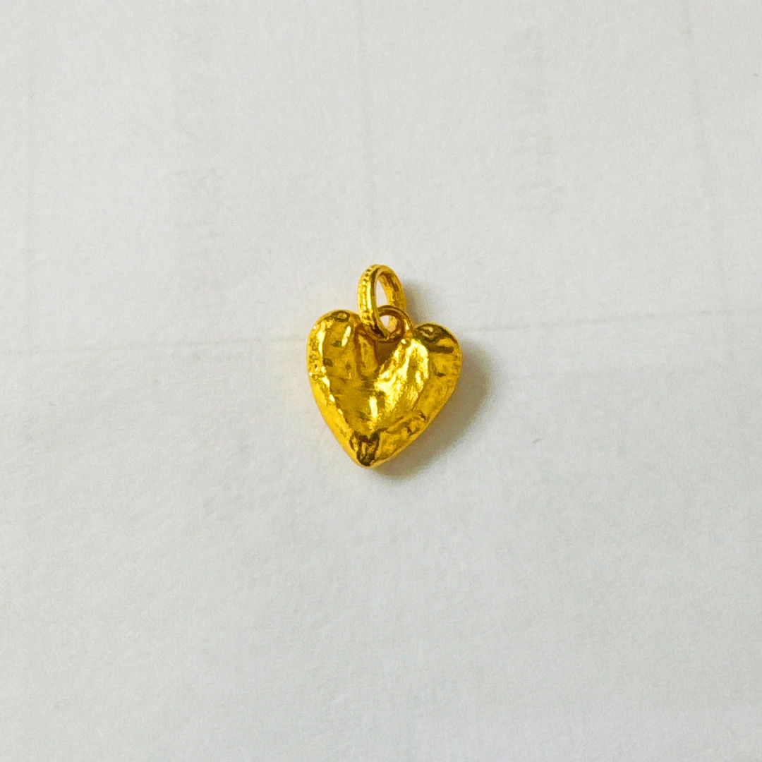 足金999 锤纹錾刻爱心吊坠