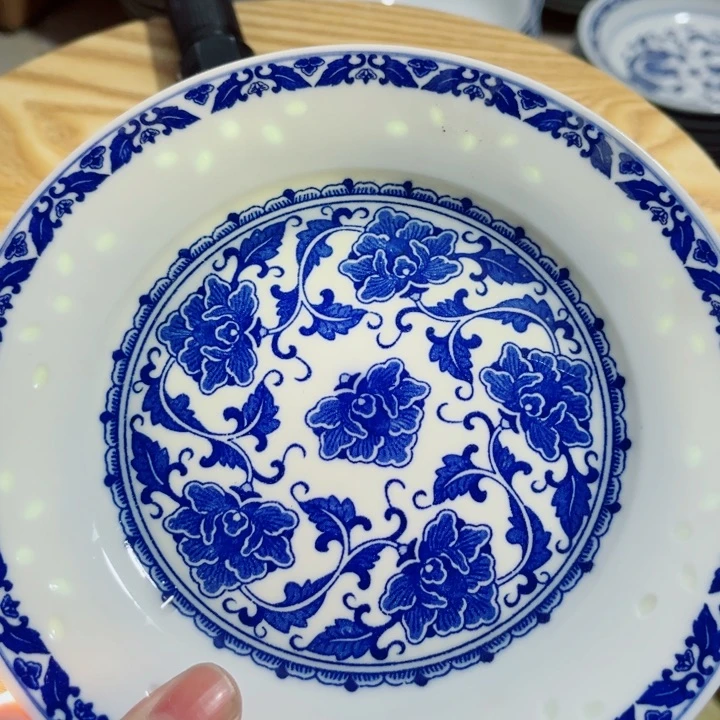 青花玲珑7寸平盘牡丹花