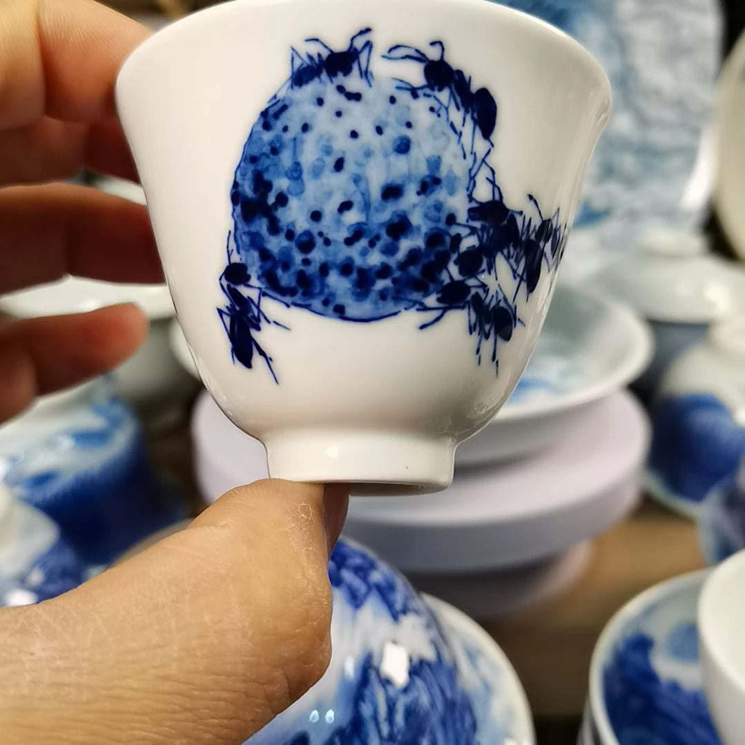 景德镇陶瓷青花蚂蚁铃铛杯