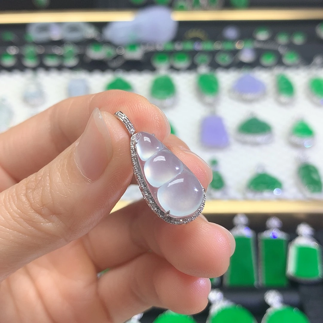 颈饰18K金镶嵌翡翠吊坠