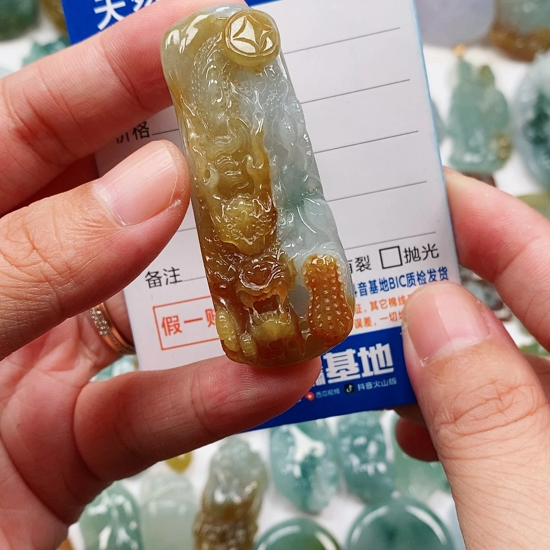 翡翠未镶嵌颈饰龙牌
