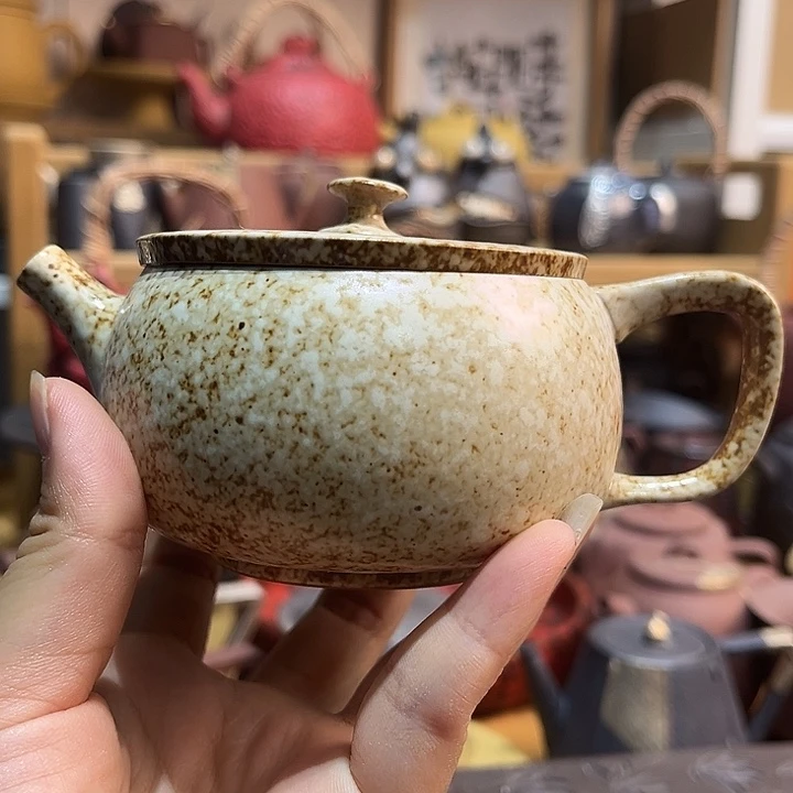 正品店老板一名自称被抓获