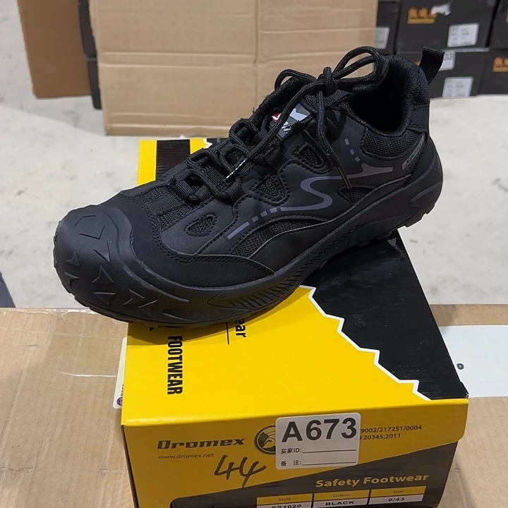 编673号。44码防砸防刺劳保鞋。鞋底磨损。