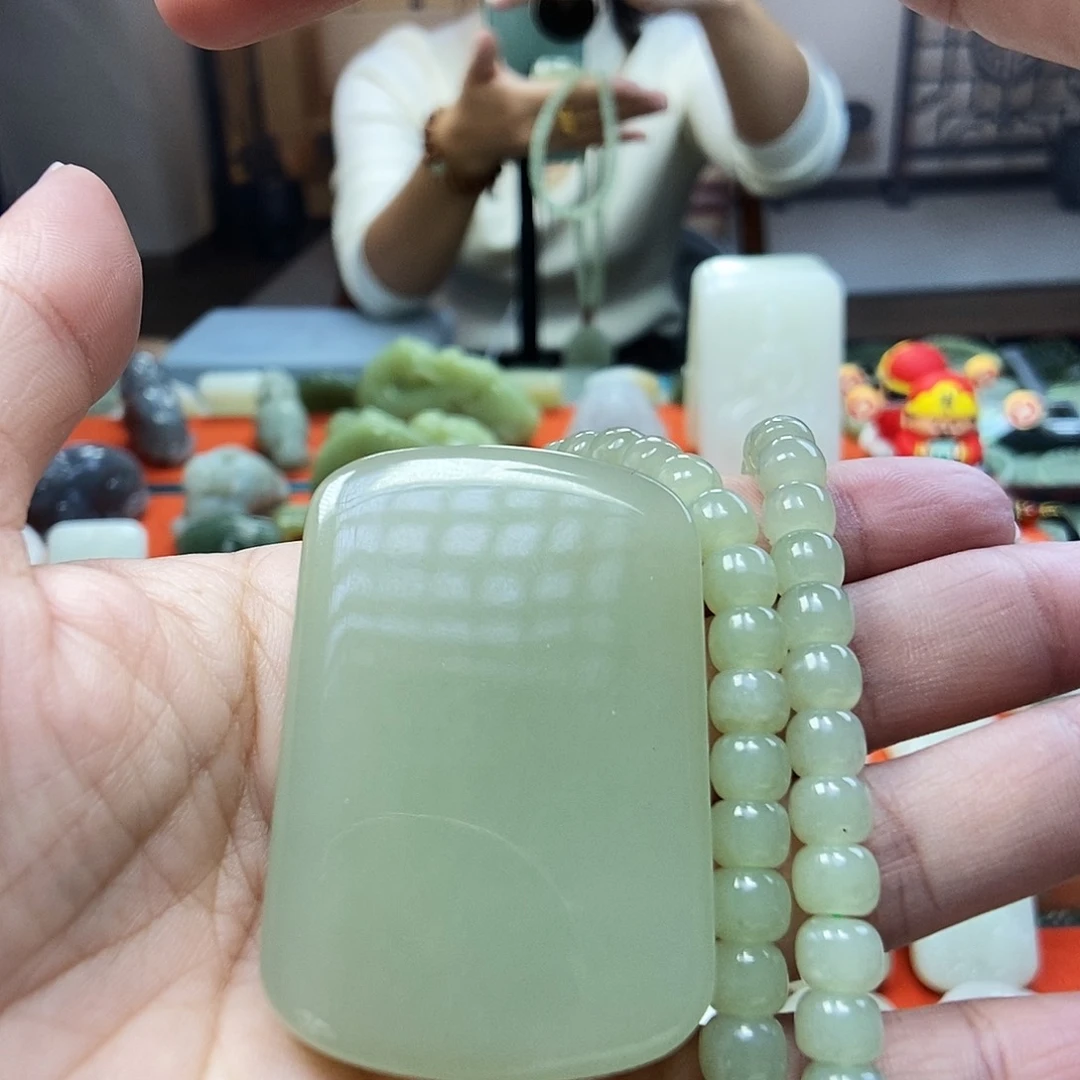 颈饰未镶嵌和田玉纸*