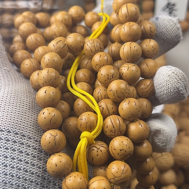 黄***振吊坠桃核桃核的大小可以说为三