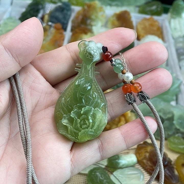 智***y蛇纹石玉未镶嵌颈饰