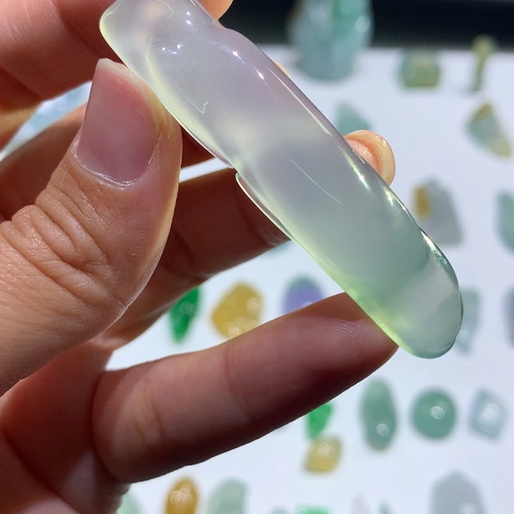 翡翠未镶嵌颈饰随形